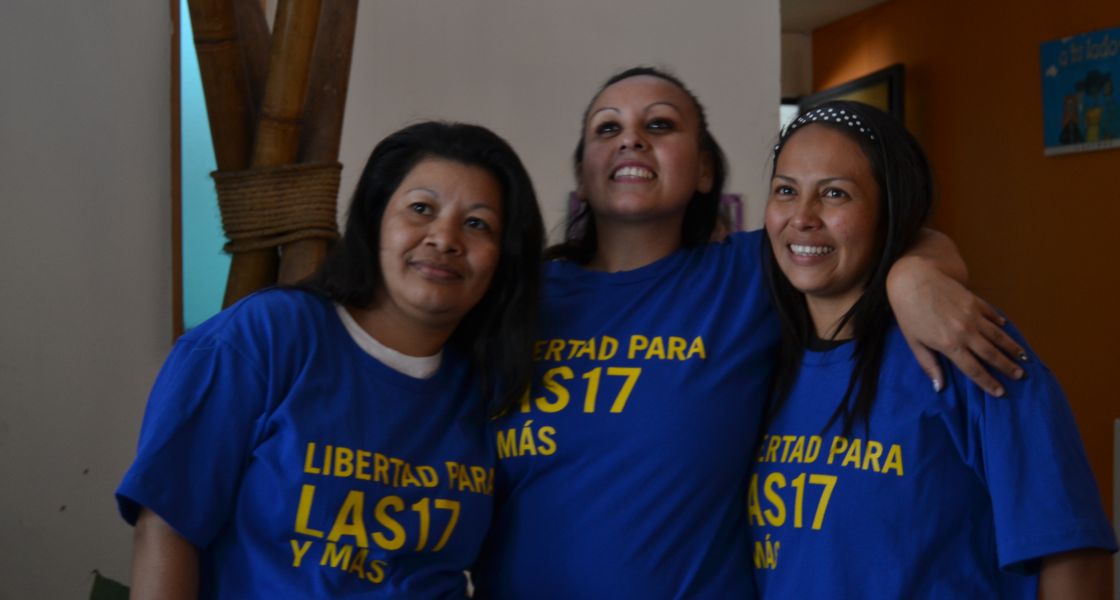 María del Tránsito Orellana Martínez, Cinthia Marcela Rodríguez Ayala und Alba Lorena Rodríguez Santos liegen sich nach ihrer Entlassung freudig in den Armen.i.