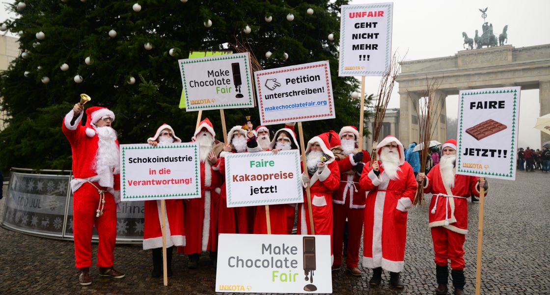 Weihnachtsmänner der Kampagne "Make Chocolate Fair!" streiken 2014 vor dem Brandenburger Tor in Berlin