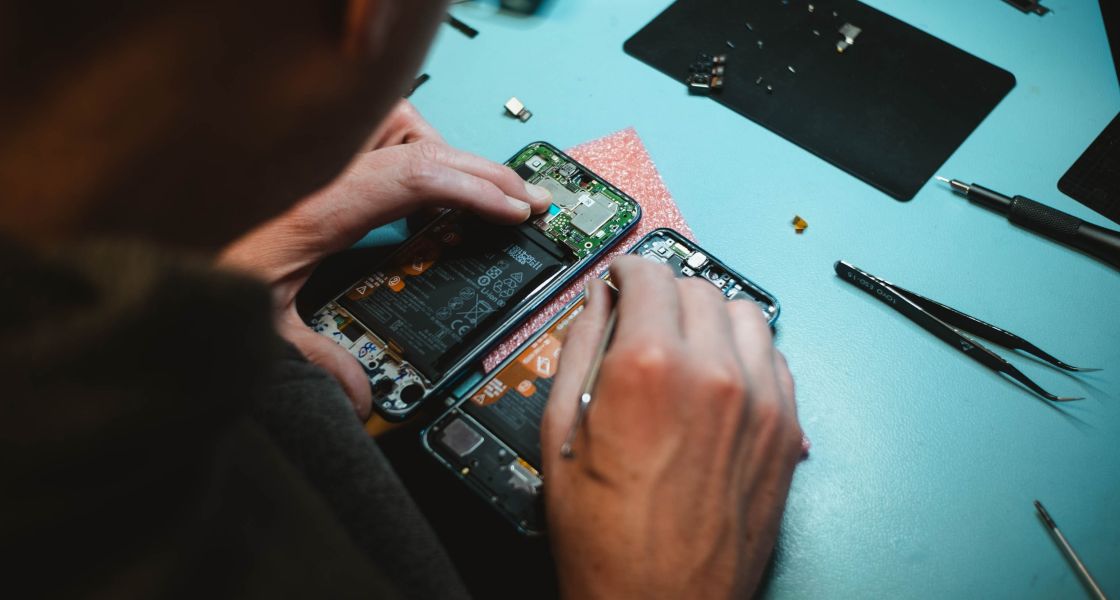 Handyreparatur | Foto von Kilian Seiler auf Unsplash