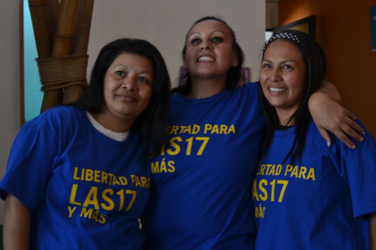 María del Tránsito Orellana Martínez, Cinthia Marcela Rodríguez Ayala und Alba Lorena Rodríguez Santos liegen sich nach ihrer Entlassung freudig in den Armen.i.