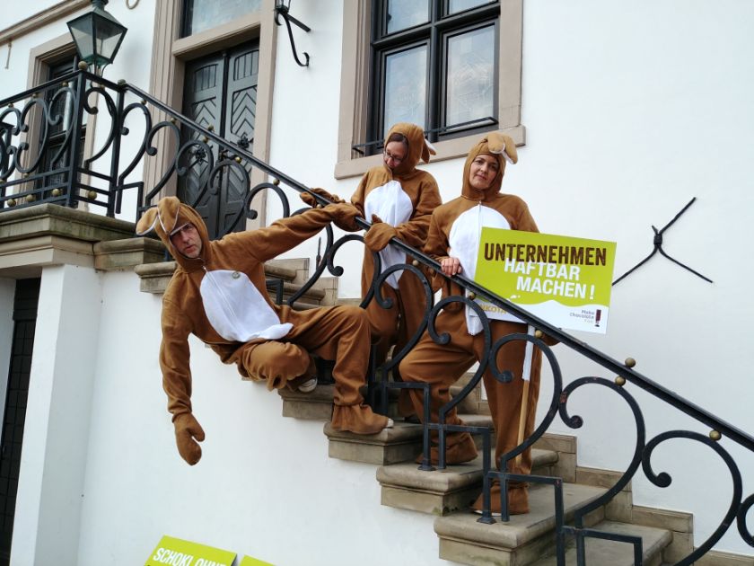 Als Osterhasen verkleidete Aktivist*innen streiken für faire Schokoalde.