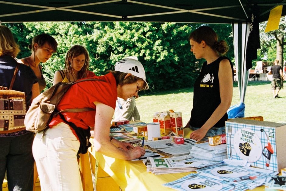 An einem Informationsstand der Kampagne "Biosprit macht Hunger" werden Unterschriften gesammelt