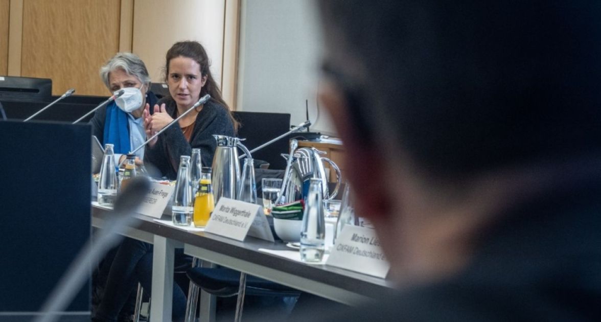 Menschen sprechen in einem Konferenzraum