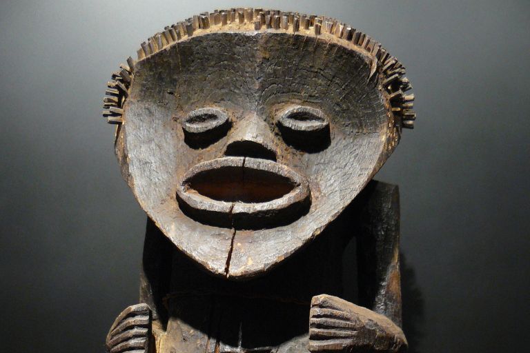 Die meisten der nach Frankreich entwendeten afrikanischen Objekte lagern im Musèe du quai Branly in Paris. So auch die nigerianische Holzstatue aus dem Donga-Flusstal. Foto: Siren-Com (CC BY-SA 3.0)